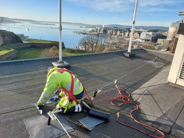 Montage af faldsikring på tag med udsigt over Oslo havn