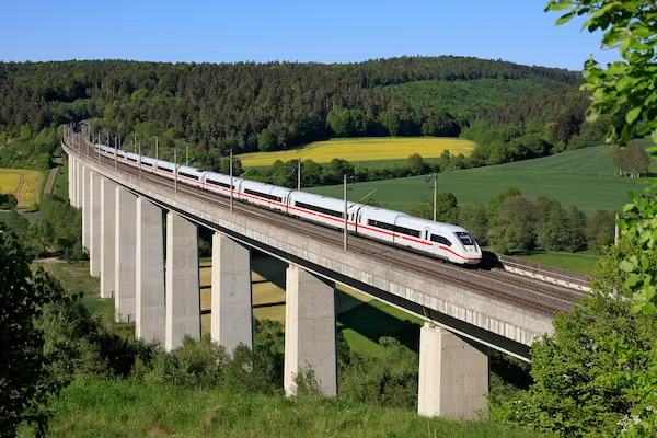 Deutsche Bahn ICE4 over bro