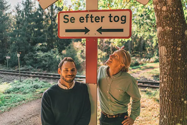 Grønrejs medarbejdere ved togskilt