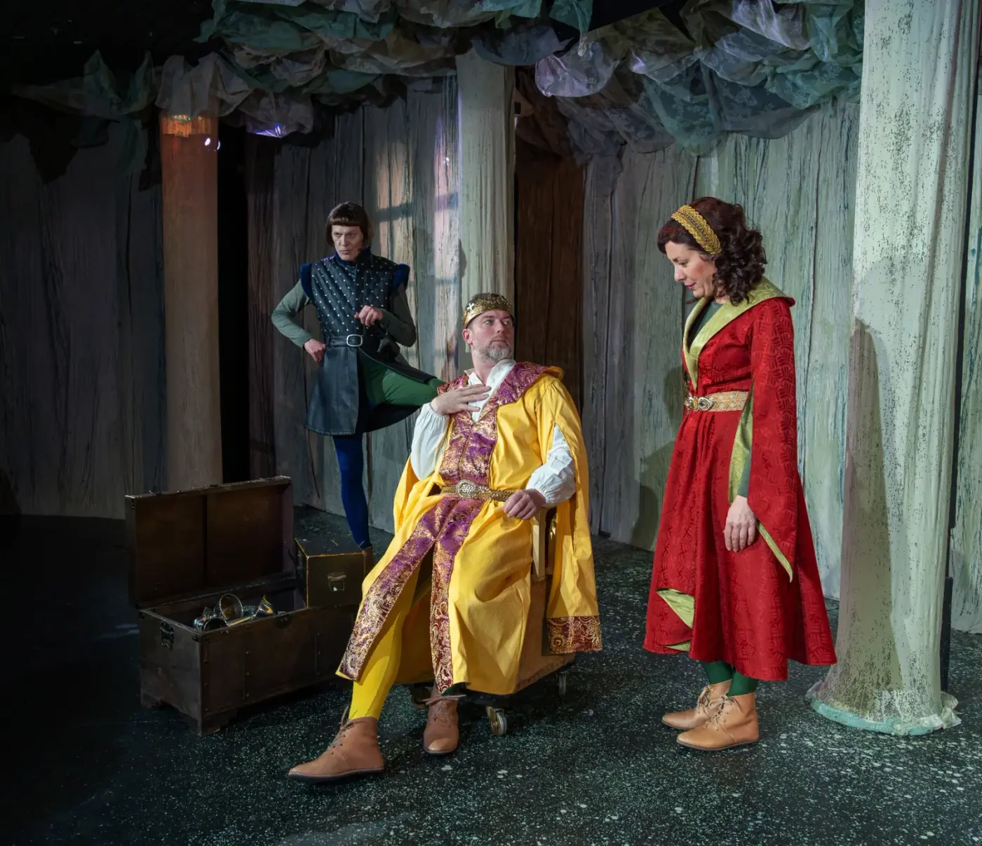 Teatersalen med scene og røde fløjlsgardiner