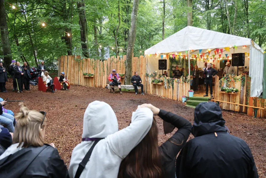 Pressemøde i skoven på Nibe Festival