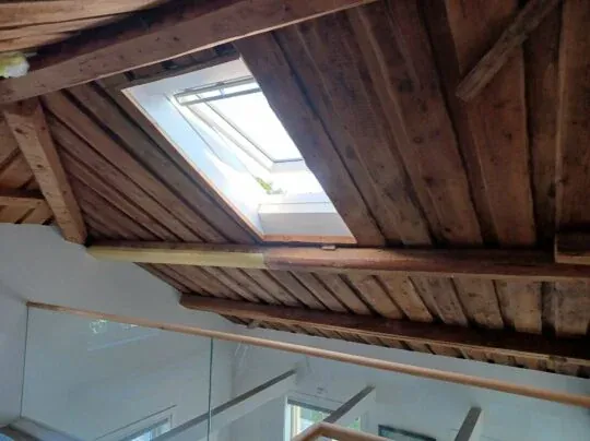 Renoveret tag med VELUX vinduer monteret med respekt for den oprindelige bygning