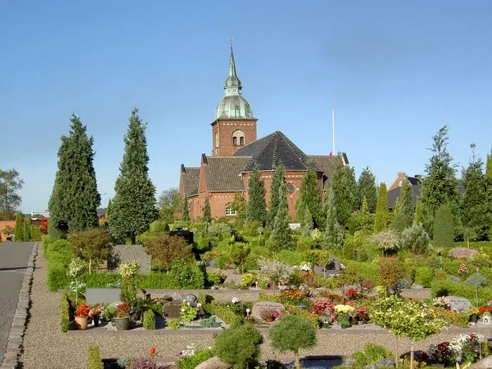 Vejgaard Kirke set fra øst med kirkegården