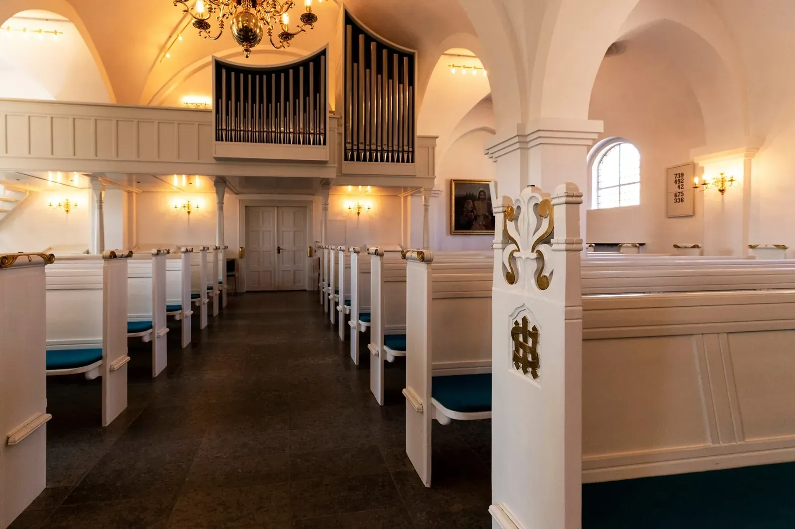 Vejgaard Kirke indvendigt med orgel og kirkebænke